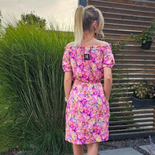 Keď hľadáš dokonalý kúsok, ktorý ťa prevedie jarou, letom aj jeseňou, šaty Pivonka sú presne to, čo ti chýba v šatníku. Sú...